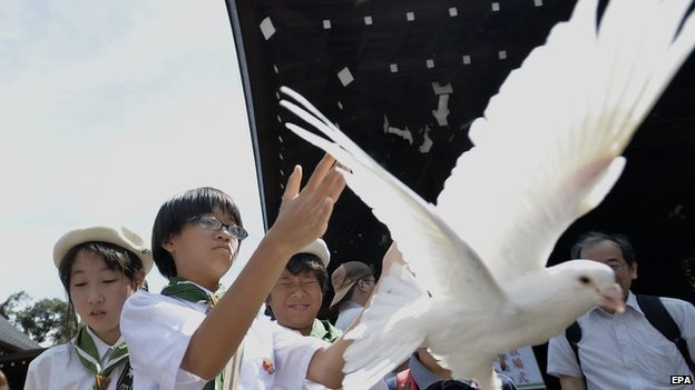 Two Japanese ministers visit Yasukuni shrine - ảnh 1